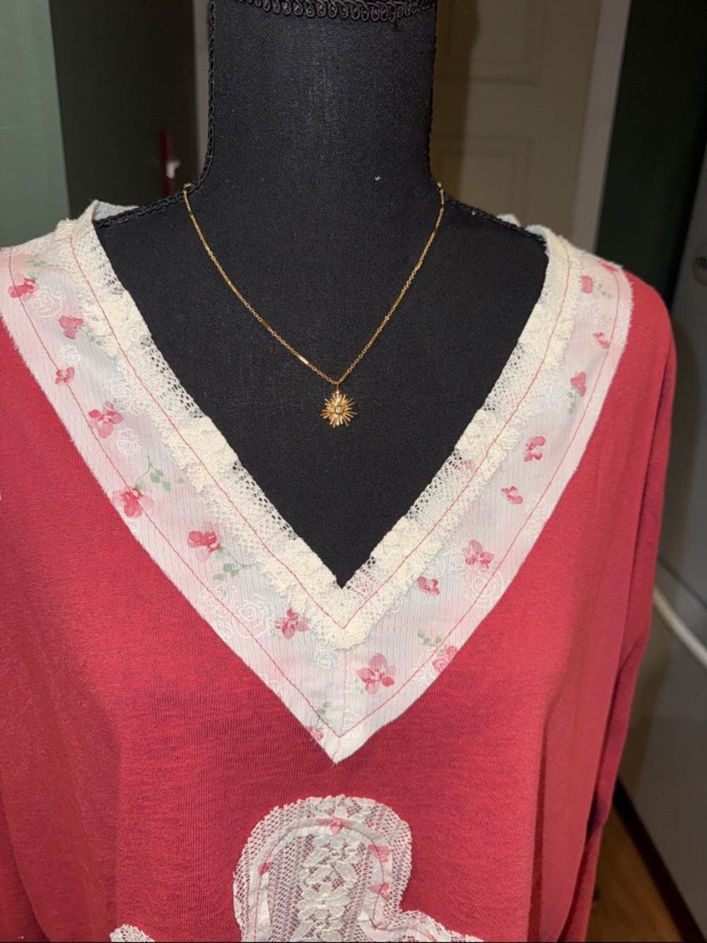 NWOT POL Coral Pink V-Neck Tunic with Lace Appliqué Sz M - Picture 4 of 8